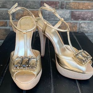 Vince Camuto EUC platform Tstrap GOLD heels